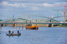 Lade das Bild in den Galerie-Viewer, Stille an den Elbbrücken: Ein Augenblick der Gelassenheit