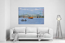 Lade das Bild in den Galerie-Viewer, Stille an den Elbbrücken: Ein Augenblick der Gelassenheit