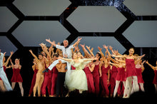 Lade das Bild in den Galerie-Viewer, Eine Darbietung der Dankbarkeit: John Neumeiers Triumph auf dem Rathausplatz