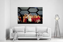 Lade das Bild in den Galerie-Viewer, Eine Darbietung der Dankbarkeit: John Neumeiers Triumph auf dem Rathausplatz