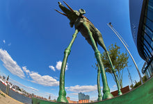 Lade das Bild in den Galerie-Viewer, Surreales trifft auf die Skyline von Hamburg