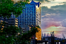 Lade das Bild in den Galerie-Viewer, Elbphilharmonie im Abendlicht