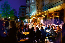 Lade das Bild in den Galerie-Viewer, Begegnung | Hamburg Foto "Begegnung" als Wandbild auf Leinwand kaufen