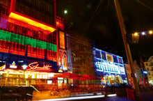 Lade das Bild in den Galerie-Viewer, Schmidt's Tivoli mit Lichtspielspektakel | Hamburg Foto "Schmidt's Tivoli mit Lichtspielspektakel" als Wandbild auf Leinwand kaufen