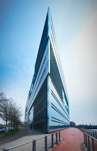 Lade das Bild in den Galerie-Viewer, Deichtor-Center als spitzer Schiffsbug | Hamburg Foto "Deichtor-Center als spitzer Schiffsbug" als Wandbild auf Leinwand kaufen