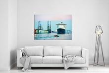Lade das Bild in den Galerie-Viewer, einfahrende Queen Mary 2, am Dock 10 | Hamburg Foto &quot;einfahrende Queen Mary 2, am Dock 10&quot; als Wandbild auf Leinwand kaufen
