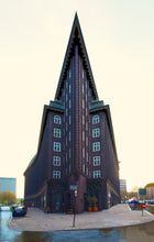 Lade das Bild in den Galerie-Viewer, Chilehaus frontal im Kontorhausviertel mit Wassergraben | Hamburg Foto "Chilehaus frontal im Kontorhausviertel mit Wassergraben" als Wandbild auf Leinwand kaufen