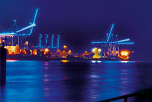 Lade das Bild in den Galerie-Viewer, Blue Days vom Fischmarkt auf den Containerhafen | Hamburg Foto &quot;Blue Days vom Fischmarkt auf den Containerhafen&quot; als Wandbild auf Leinwand kaufen
