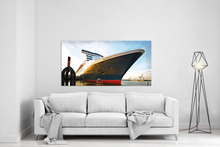 Lade das Bild in den Galerie-Viewer, Queen Mary 2 im Anlegemanöver. Zum Teil in Kreide | Hamburg Foto "Queen Mary 2 im Anlegemanöver. Zum Teil in Kreide" als Wandbild auf Leinwand kaufen