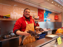 Lade das Bild in den Galerie-Viewer, Fischhöker mit Fisch | Hamburg Foto "Fischhöker mit Fisch" als Wandbild auf Leinwand kaufen