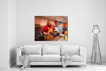 Lade das Bild in den Galerie-Viewer, Fischhöker mit Fisch | Hamburg Foto "Fischhöker mit Fisch" als Wandbild auf Leinwand kaufen