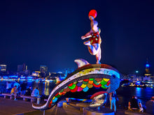 Lade das Bild in den Galerie-Viewer, König der Löwen, Nana and Dolphin, Figur auf Delfin mit Mosaik bei den Blue Days | Hamburg Foto "König der Löwen, Nana and Dolphin, Figur auf Delfin mit Mosaik bei den Blue Days" als Wandbild auf Leinwand kaufen