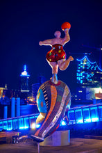 Lade das Bild in den Galerie-Viewer, König der Löwen, Nana and Dolphin, Figur auf Delfin mit Mosaik bei den Blue Days | Hamburg Foto "König der Löwen, Nana and Dolphin, Figur auf Delfin mit Mosaik bei den Blue Days" als Wandbild auf Leinwand kaufen