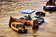 Lade das Bild in den Galerie-Viewer, Kanal mit Arbeitsbooten | Hamburg Foto "Kanal mit Arbeitsbooten" als Wandbild auf Leinwand kaufen