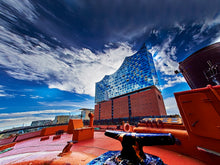 Lade das Bild in den Galerie-Viewer, vom Schiffdeck über den Festmokerpoller zur Elbphilharmonie | Hamburg Foto "vom Schiffdeck über den Festmokerpoller zur Elbphilharmonie" als Wandbild auf Leinwand kaufen