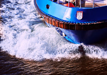 Lade das Bild in den Galerie-Viewer, Bugwelle vom Polizeiboot | Hamburg Foto "Bugwelle vom Polizeiboot" als Wandbild auf Leinwand kaufen