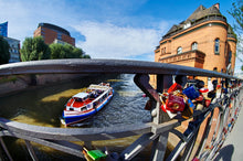 Lade das Bild in den Galerie-Viewer, Kehrwiederspitze, Polizeihaus und Brückengeländer mit Schlössern | Hamburg Foto "Kehrwiederspitze, Polizeihaus und Brückengeländer mit Schlössern" als Wandbild auf Leinwand kaufen
