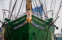 Lade das Bild in den Galerie-Viewer, Rickmer Rickmers an den Hamburger Landungsbrücken | Hamburg Foto "Rickmer Rickmers an den Hamburger Landungsbrücken" als Wandbild auf Leinwand kaufen