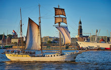 Lade das Bild in den Galerie-Viewer, Mare Frisum, Elbe aufwärts, im Hintergrund der Michel und Cap San Diego | Hamburg Foto "Mare Frisum, Elbe aufwärts, im Hintergrund der Michel und Cap San Diego" als Wandbild auf Leinwand kaufen