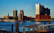 Lade das Bild in den Galerie-Viewer, König der Löwen mit Sicht auf Elphi | Hamburg Foto "König der Löwen mit Sicht auf Elphi" als Wandbild auf Leinwand kaufen