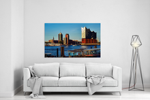 Lade das Bild in den Galerie-Viewer, König der Löwen mit Sicht auf Elphi | Hamburg Foto "König der Löwen mit Sicht auf Elphi" als Wandbild auf Leinwand kaufen