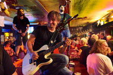 Lade das Bild in den Galerie-Viewer, Lemitz, Musiker auf dem Tresen | Hamburg Foto "Lemitz, Musiker auf dem Tresen" als Wandbild auf Leinwand kaufen