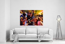 Lade das Bild in den Galerie-Viewer, Lemitz, Musiker auf dem Tresen | Hamburg Foto "Lemitz, Musiker auf dem Tresen" als Wandbild auf Leinwand kaufen