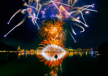 Lade das Bild in den Galerie-Viewer, Binnenalster, Alstervergnügen mit Feuerwerk | Hamburg Foto "Binnenalster, Alstervergnügen mit Feuerwerk" als Wandbild auf Leinwand kaufen