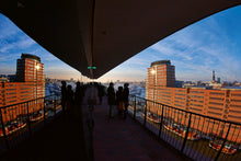 Lade das Bild in den Galerie-Viewer, im Glas gespiegelte Elphi, parallel dazu die Kehrwiederspitze | Hamburg Foto "im Glas gespiegelte Elphi, parallel dazu die Kehrwiederspitze" als Wandbild auf Leinwand kaufen