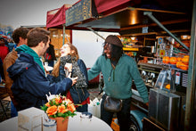 Lade das Bild in den Galerie-Viewer, Fischmarkt, Coffee to relax and fun | Hamburg Foto "Fischmarkt, Coffee to relax and fun" als Wandbild auf Leinwand kaufen