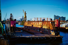 Lade das Bild in den Galerie-Viewer, Leeres Schwimmdock Lürsen | Hamburg Foto "Leeres Schwimmdock Lürsen" als Wandbild auf Leinwand kaufen