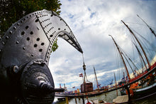 Lade das Bild in den Galerie-Viewer, Elbstrand, Kran mit Kiste | Hamburg Foto "Elbstrand, Kran mit Kiste" als Wandbild auf Leinwand kaufen