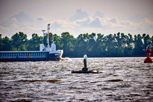 Lade das Bild in den Galerie-Viewer, Bolkenbork Mann auf der Elbe, aufgewühlt trotzdem ruhig stehend | Hamburg Foto "Bolkenbork Mann auf der Elbe, aufgewühlt trotzdem ruhig stehend" als Wandbild auf Leinwand kaufen