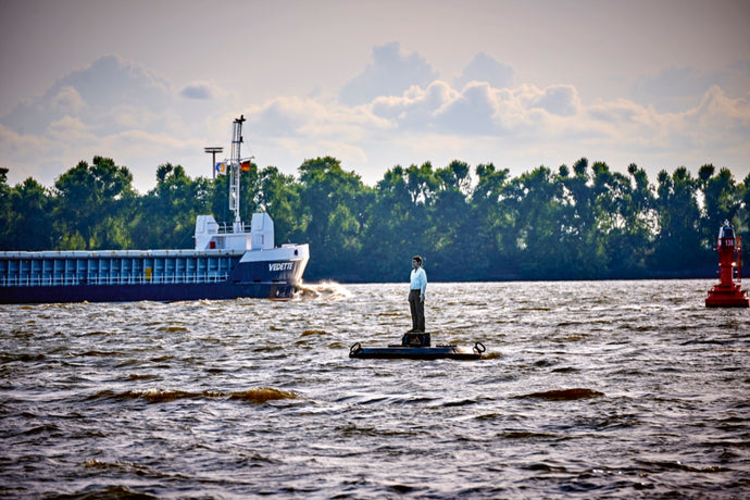 Bolkenbork Mann auf der Elbe, aufgewühlt trotzdem ruhig stehend | Hamburg Foto 