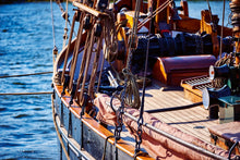 Lade das Bild in den Galerie-Viewer, Museumshafen, Schiff mit Takelage | Hamburg Foto "Museumshafen, Schiff mit Takelage" als Wandbild auf Leinwand kaufen