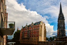 Lade das Bild in den Galerie-Viewer, Laeiszhof mit Stankt Nikolai Kirche | Hamburg Foto "Laeiszhof mit Stankt Nikolai Kirche" als Wandbild auf Leinwand kaufen