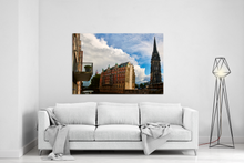 Lade das Bild in den Galerie-Viewer, Laeiszhof mit Stankt Nikolai Kirche | Hamburg Foto "Laeiszhof mit Stankt Nikolai Kirche" als Wandbild auf Leinwand kaufen
