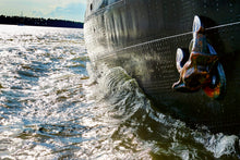 Lade das Bild in den Galerie-Viewer, Schiffsseite / Welle und Anker | Hamburg Foto "Schiffsseite / Welle und Anker" als Wandbild auf Leinwand kaufen