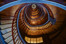 Lade das Bild in den Galerie-Viewer, alte Wendeltreppe neben Schokolati | Hamburg Foto "alte Wendeltreppe neben Schokolati" als Wandbild auf Leinwand kaufen