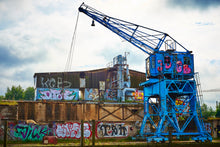 Lade das Bild in den Galerie-Viewer, Ladekran, ohne Arbeit aber nicht verlassen | Hamburg Foto "Ladekran, ohne Arbeit aber nicht verlassen" als Wandbild auf Leinwand kaufen
