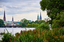 Lade das Bild in den Galerie-Viewer, Aussenalster mit Kirchen- und Rathaus-Panorama | Hamburg Foto "Aussenalster mit Kirchen- und Rathaus-Panorama" als Wandbild auf Leinwand kaufen