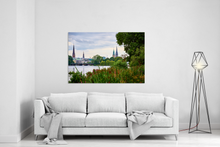 Lade das Bild in den Galerie-Viewer, Aussenalster mit Kirchen- und Rathaus-Panorama | Hamburg Foto "Aussenalster mit Kirchen- und Rathaus-Panorama" als Wandbild auf Leinwand kaufen