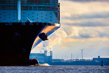 Lade das Bild in den Galerie-Viewer, Containerschiff beim Auslauf, Elbeabwärts | Hamburg Foto "Containerschiff beim Auslauf, Elbeabwärts" als Wandbild auf Leinwand kaufen