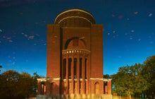 Lade das Bild in den Galerie-Viewer, Planetarium im Wasserspiegel | Hamburg Foto "Planetarium im Wasserspiegel" als Wandbild auf Leinwand kaufen