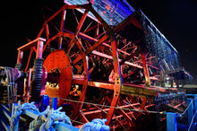 Lade das Bild in den Galerie-Viewer, Mississippi-Schaufelraddampfer an der Landungsbrücke | Hamburg Foto "Mississippi-Schaufelraddampfer an der Landungsbrücke" als Wandbild auf Leinwand kaufen