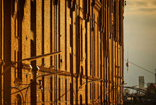 Lade das Bild in den Galerie-Viewer, Speicherstadt, Fassadendetail im Gold der Morgensonne | Hamburg Foto "Speicherstadt, Fassadendetail im Gold der Morgensonne" als Wandbild auf Leinwand kaufen