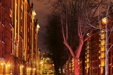 Lade das Bild in den Galerie-Viewer, Gasse durch die Speicherstadt im goldenen Antlitz | Hamburg Foto "Gasse durch die Speicherstadt im goldenen Antlitz" als Wandbild auf Leinwand kaufen