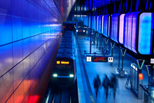 Lade das Bild in den Galerie-Viewer, U-Bahn Universität im Blaustill und Kubis | Hamburg Foto "U-Bahn Universität im Blaustill und Kubis" als Wandbild auf Leinwand kaufen