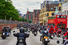 Lade das Bild in den Galerie-Viewer, Harley Days, Motorrad Korso | Hamburg Foto &quot;Harley Days, Motorrad Korso&quot; als Wandbild auf Leinwand kaufen
