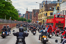 Lade das Bild in den Galerie-Viewer, Harley Days, Motorrad Korso | Hamburg Foto "Harley Days, Motorrad Korso" als Wandbild auf Leinwand kaufen